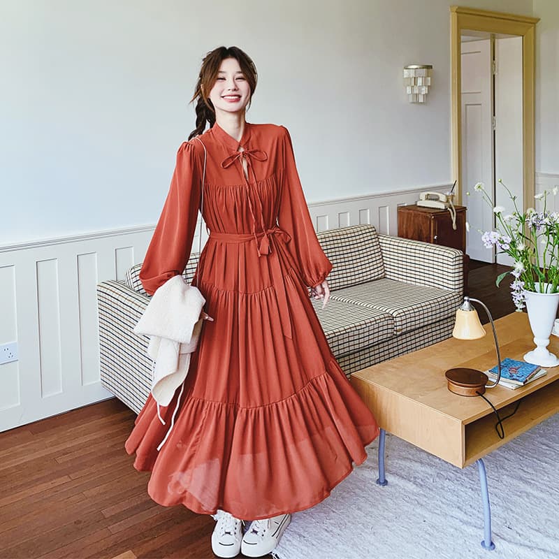 赤コーデ 胸元リボン付きティアードマキシワンピース