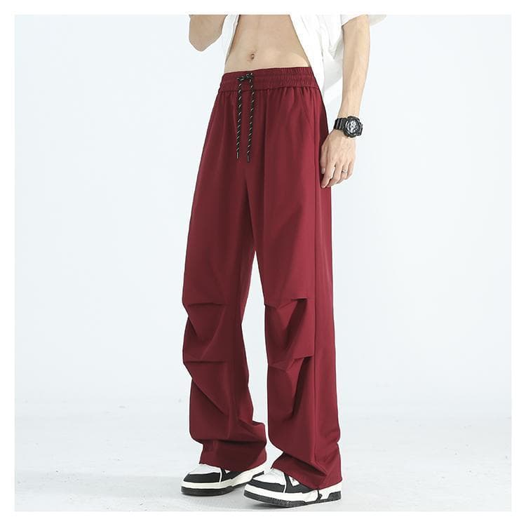 赤コーデ ストリート系ワイドパンツ