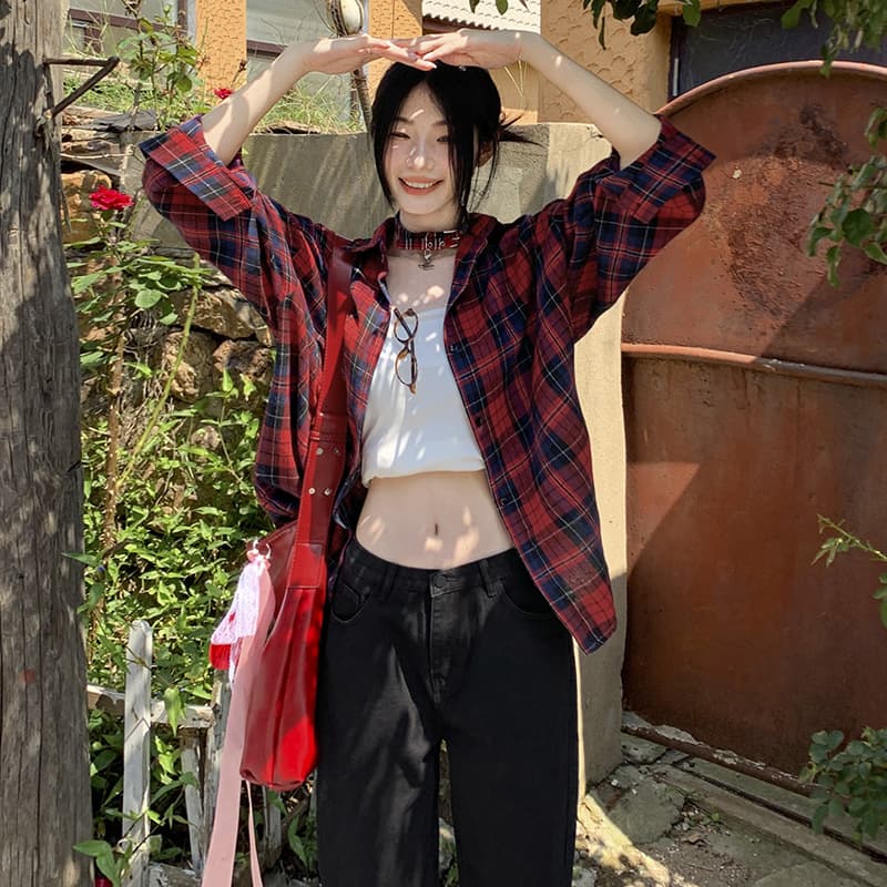 赤コーデ 秋色格子柄のゆったりシャツ