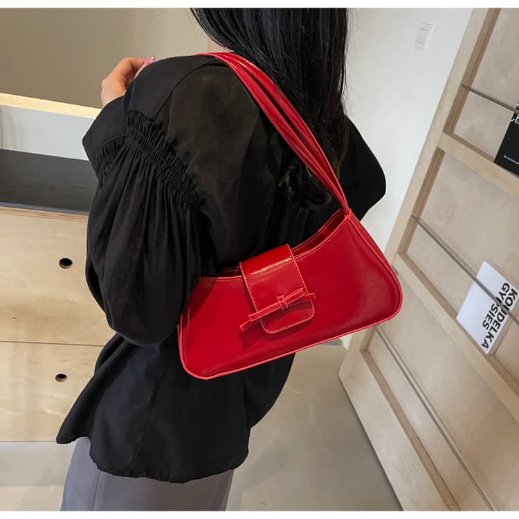 赤コーデ シンプル蝶結びハンドバッグ