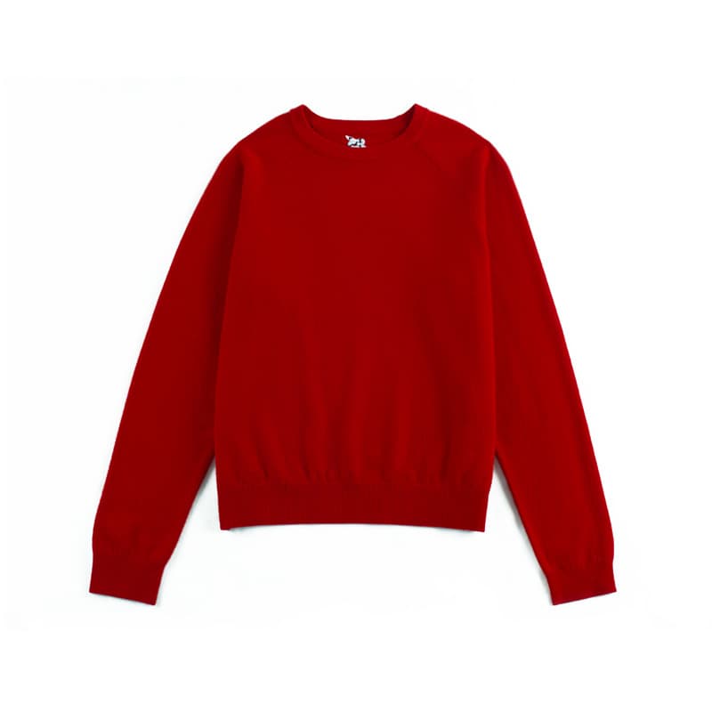 赤コーデ 上品ラグランニットプルオーバー