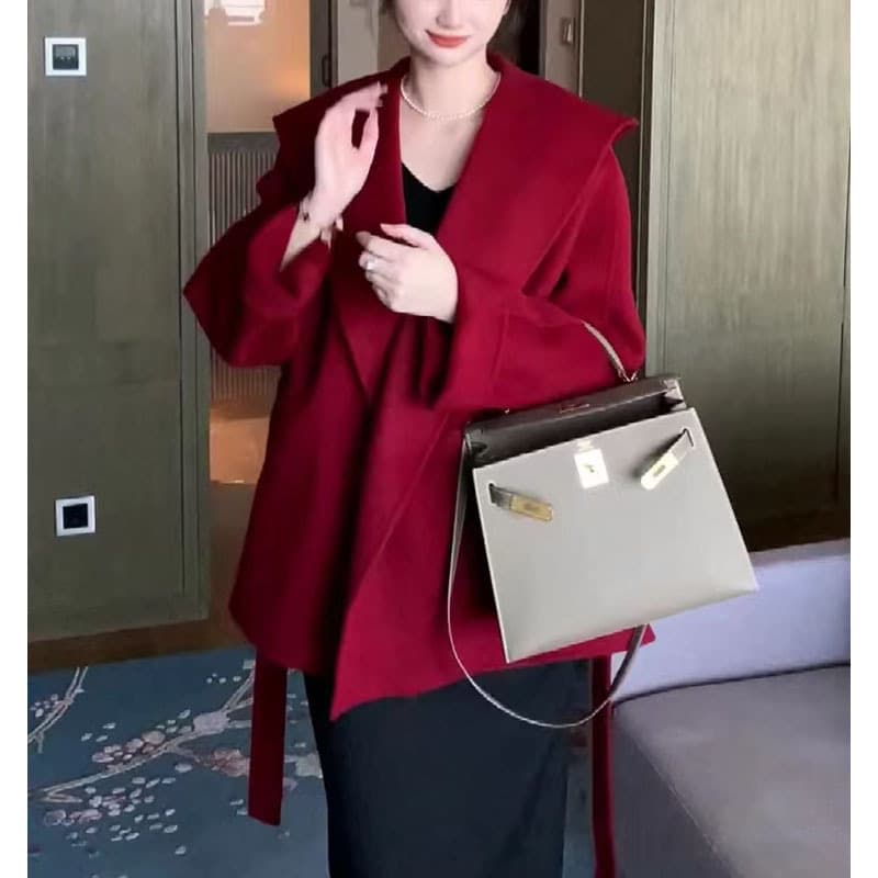 赤コーデ ドレープショールカラーコート