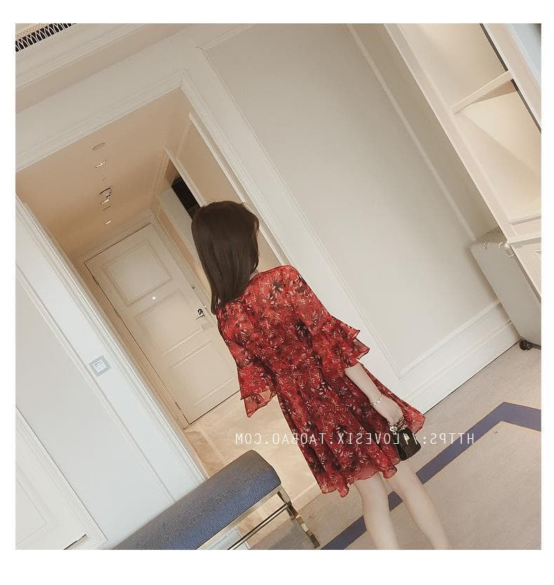 赤コーデ 花柄フリル袖ワンピース
