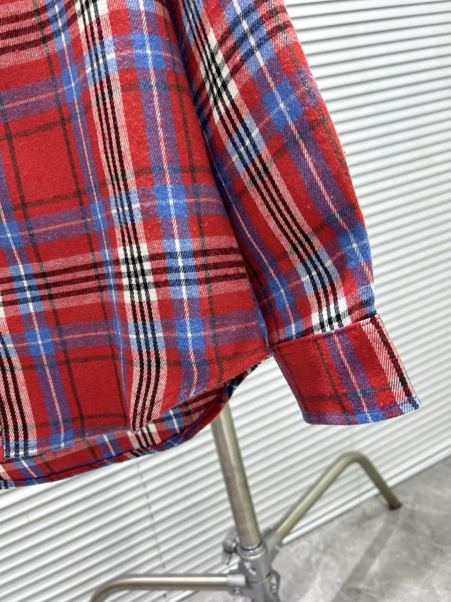 赤コーデ チェック柄長袖シャツ