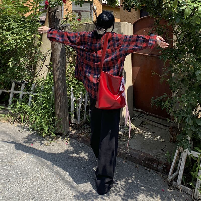 赤コーデ 秋色格子柄のゆったりシャツ