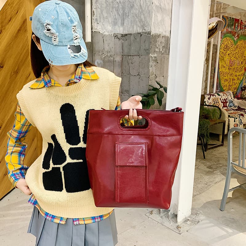 赤コーデ クラシカル手持ちトート