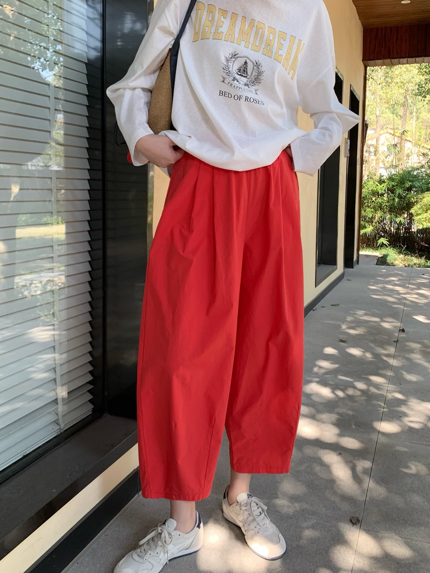 赤コーデ 赤コーデ ゆったりコクーン風ワイドパンツ