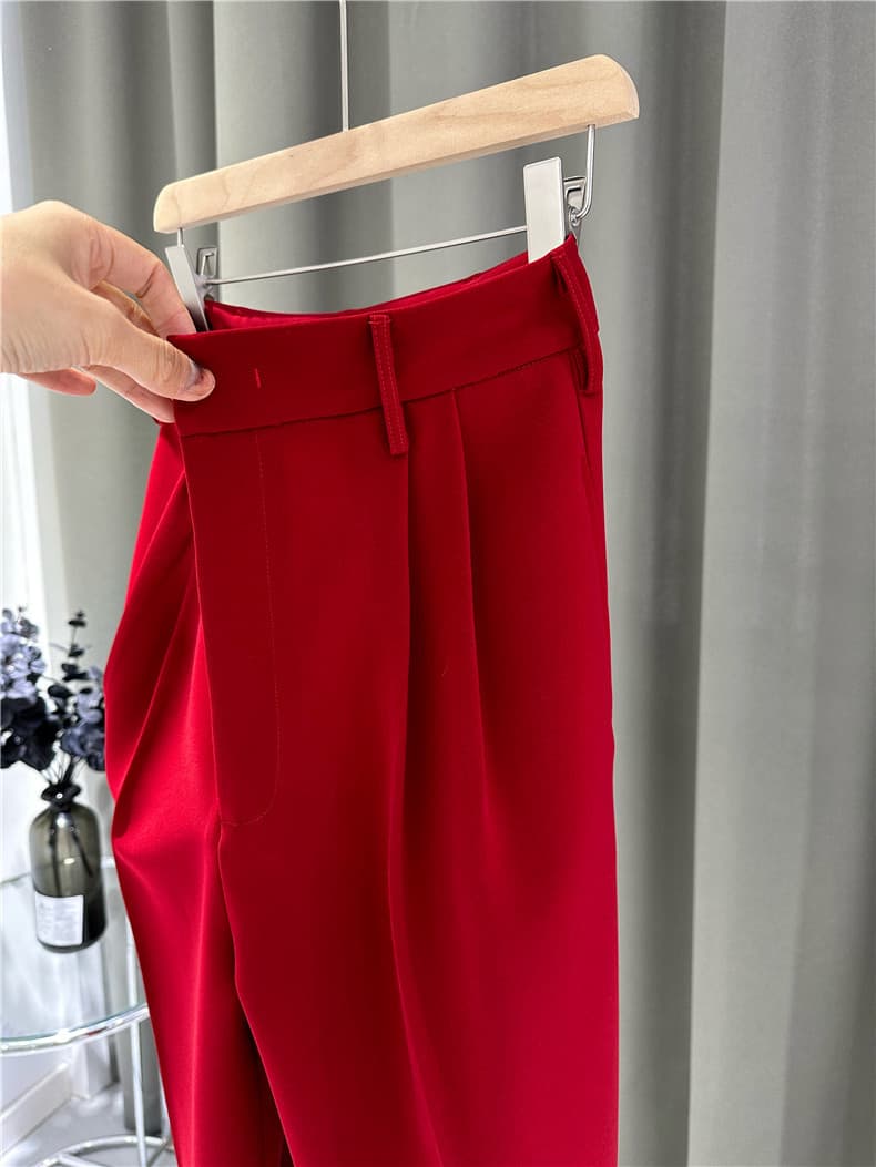 赤コーデ 赤コーデ 優雅なタックワイドパンツ
