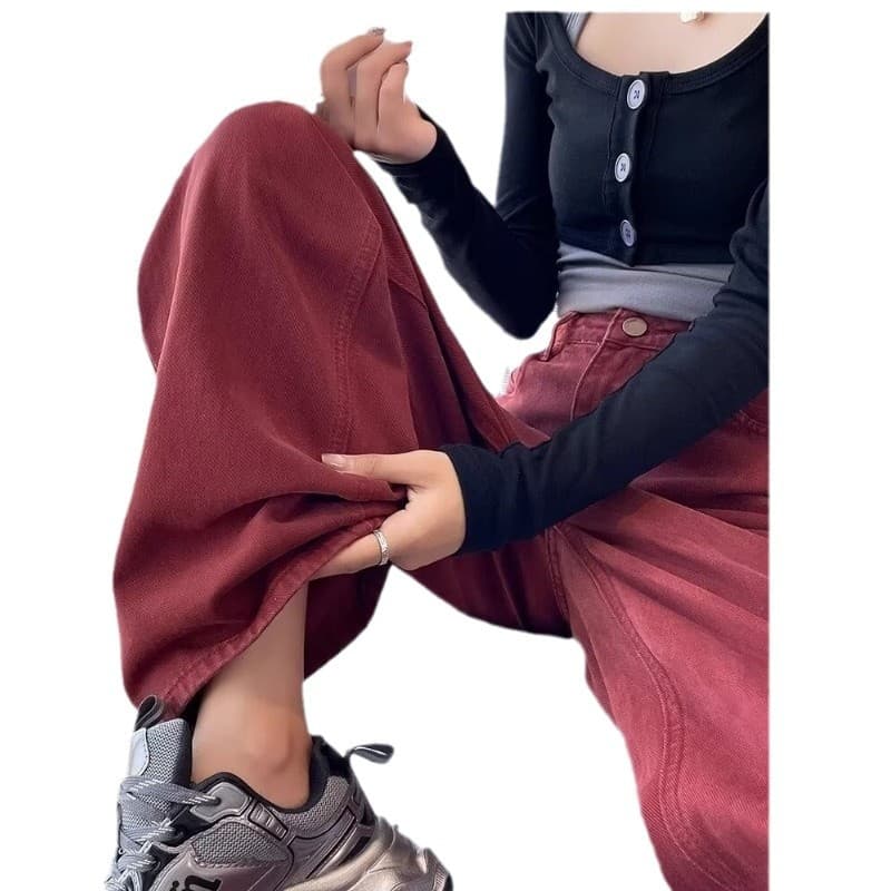 赤コーデ ゆったりストレートデニムパンツ