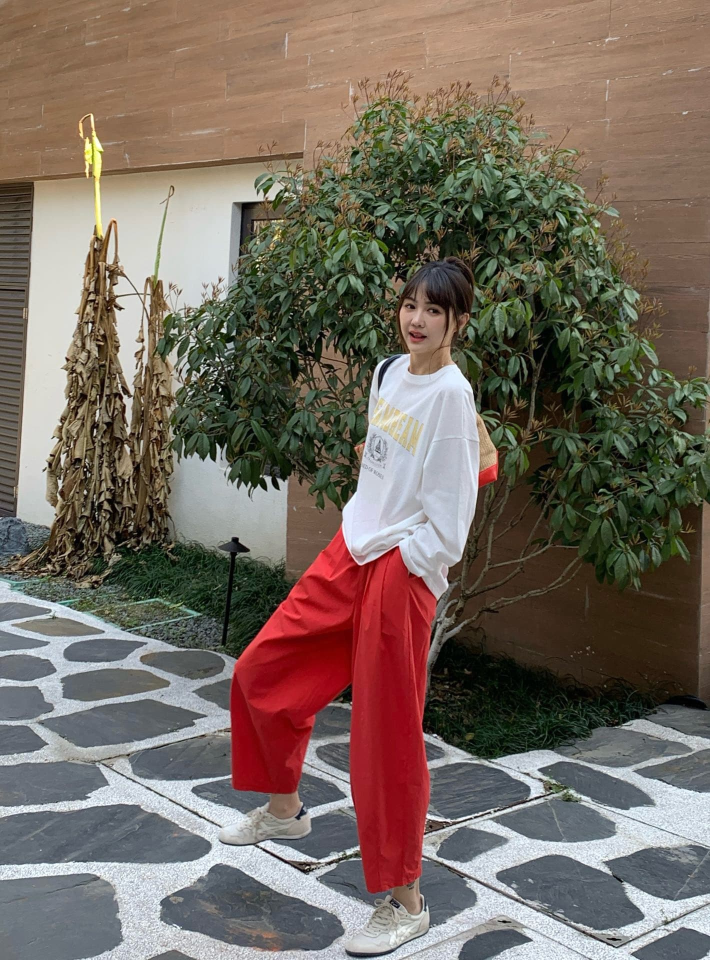 赤コーデ 赤コーデ ゆったりコクーン風ワイドパンツ