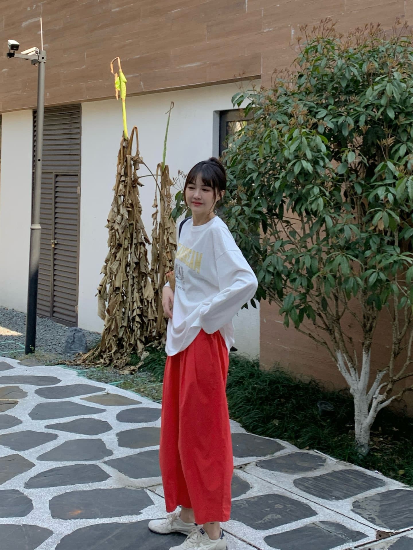赤コーデ 赤コーデ ゆったりコクーン風ワイドパンツ